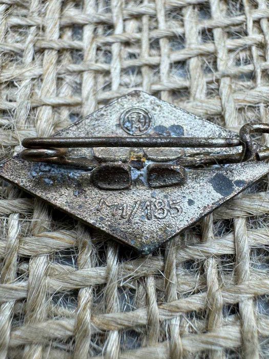 odznaka HJ Hitler Jugend RZM M1/185 original ww2
