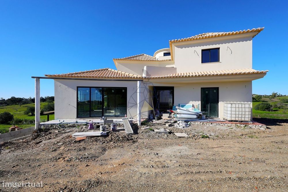 Villa Exclusiva com Vista Panorâmica para o Campo e o Mar – Vila Nova