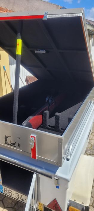 Reboque de caça com cofre