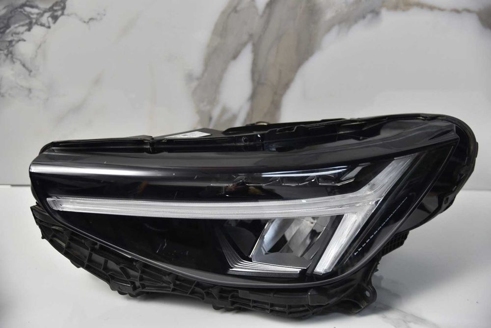 FAROL ESQUERDO – VOLVO XC40 (2018–2023)