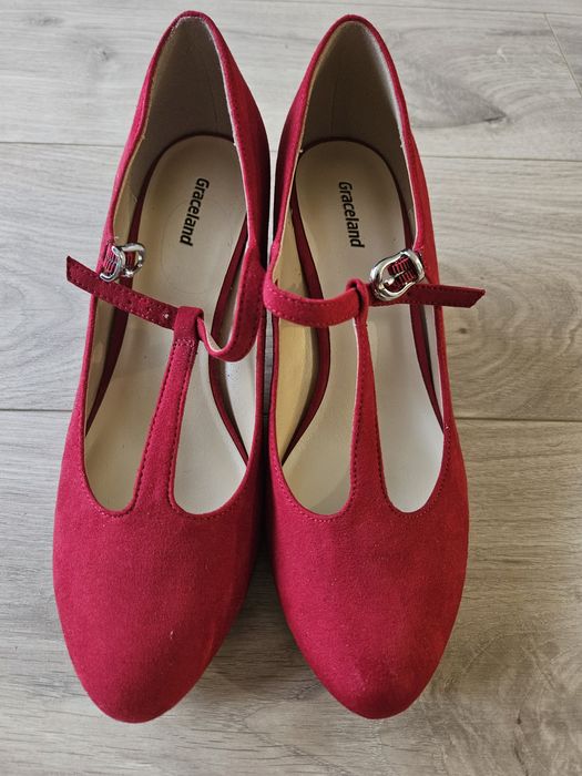 Czerwone buty na obcasie