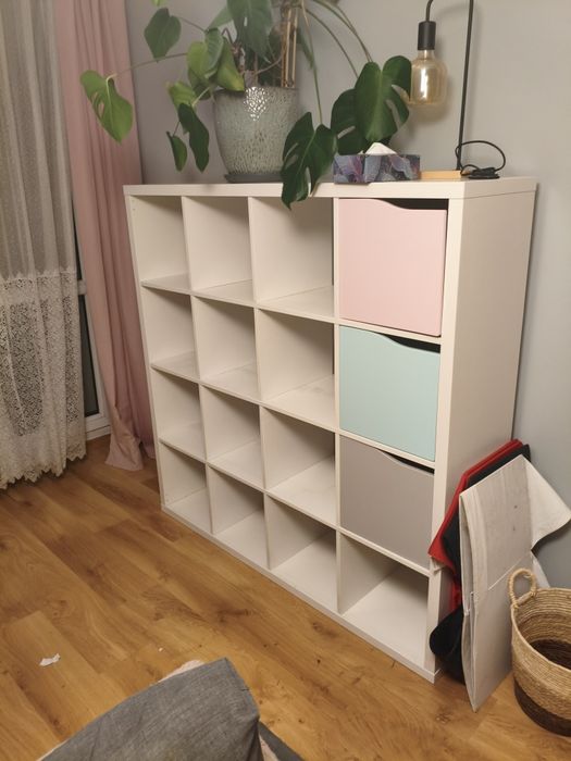 Regał IKEA KALLAX biały 4x4 (147x147 cm) + 3 drzwicxki