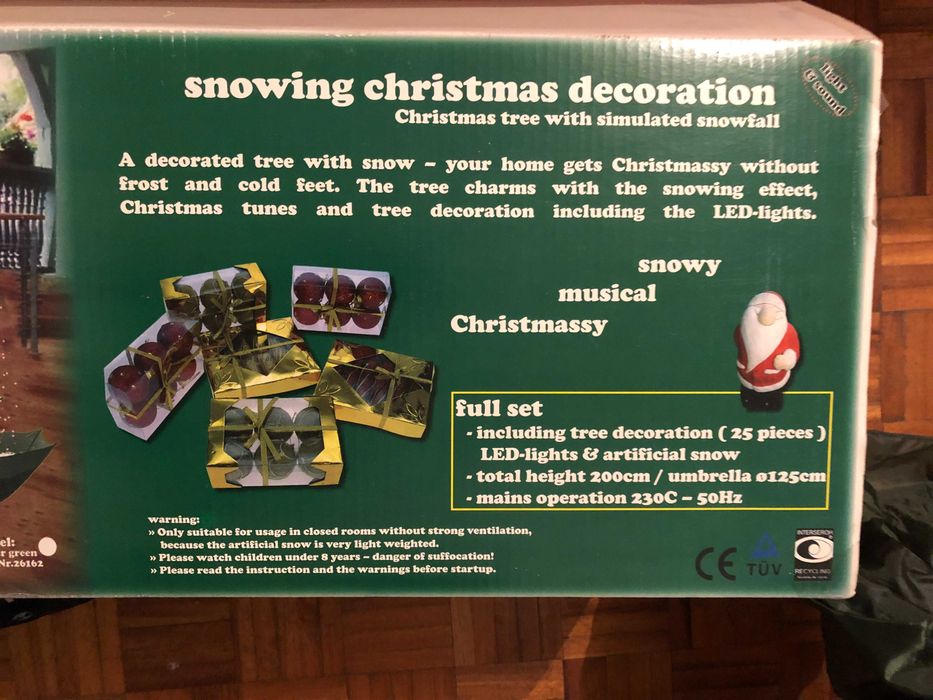 Árvore de natal com neve artificial e luzes