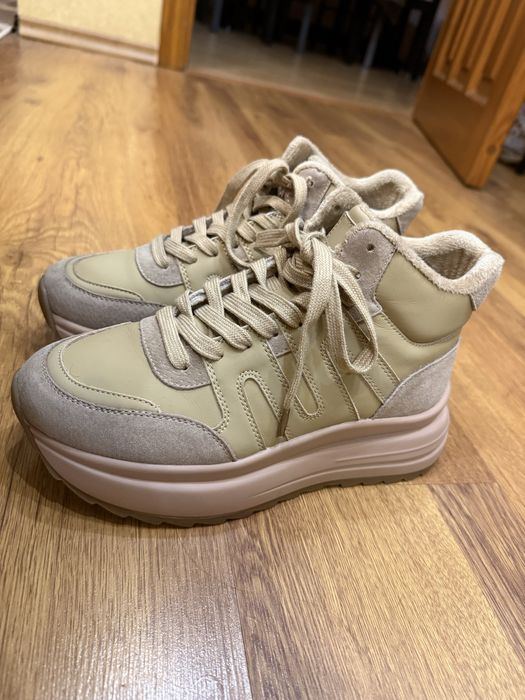 Нові  зимові кросівки