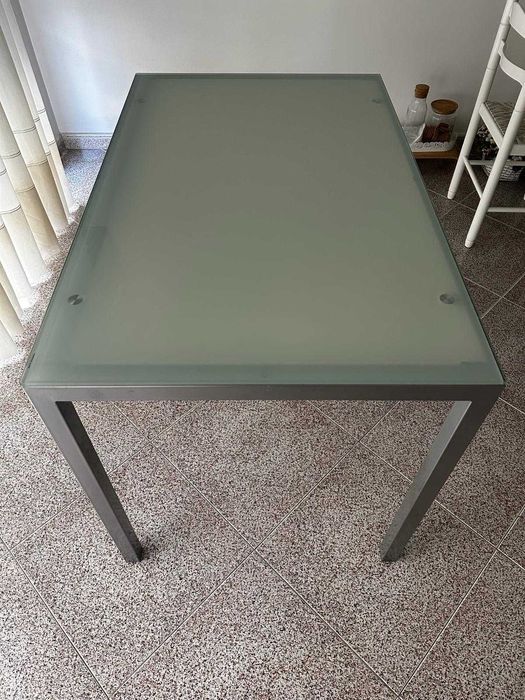 Mesa de cozinha em vidro