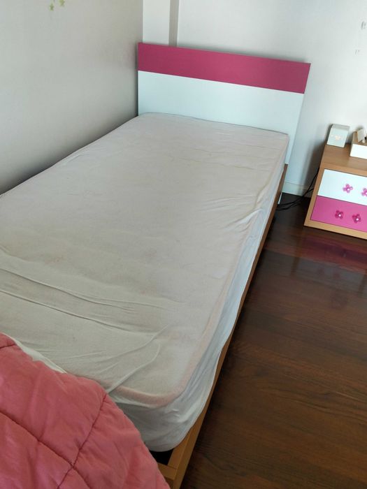Conjunto de quarto de menina – cama + mesa de cabeceira + estante