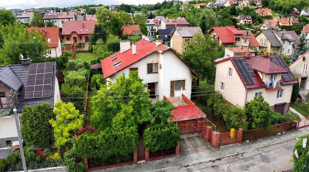 Dom w otoczeniu zieleni w centrum Jasła