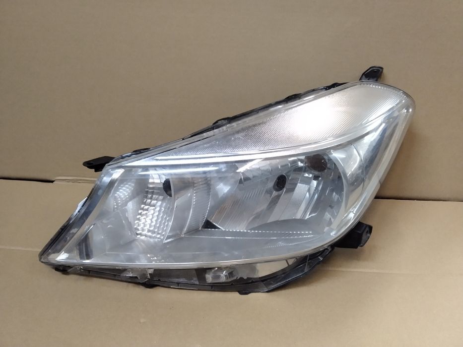 Toyota Yaris 3 III 11-13 Lampa przednia lewa srebrna przód Anglia