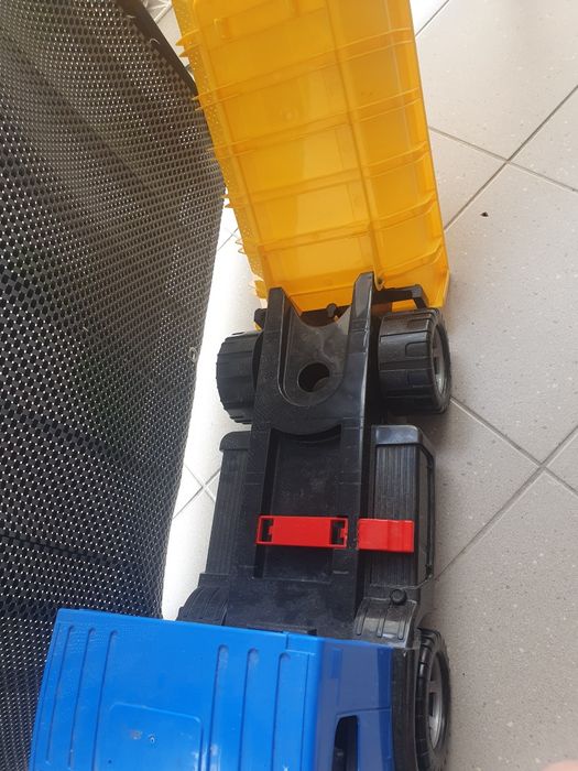 Zabawkowa wywrotka ciężarówka