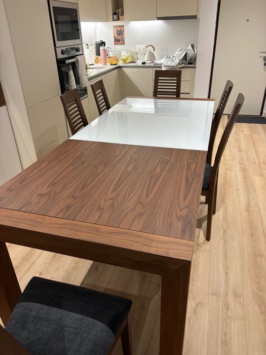 Mesa de cozinha e cadeiras
