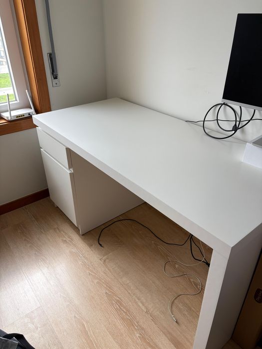 Secretária IKEA Malm 140*65 ( como nova)