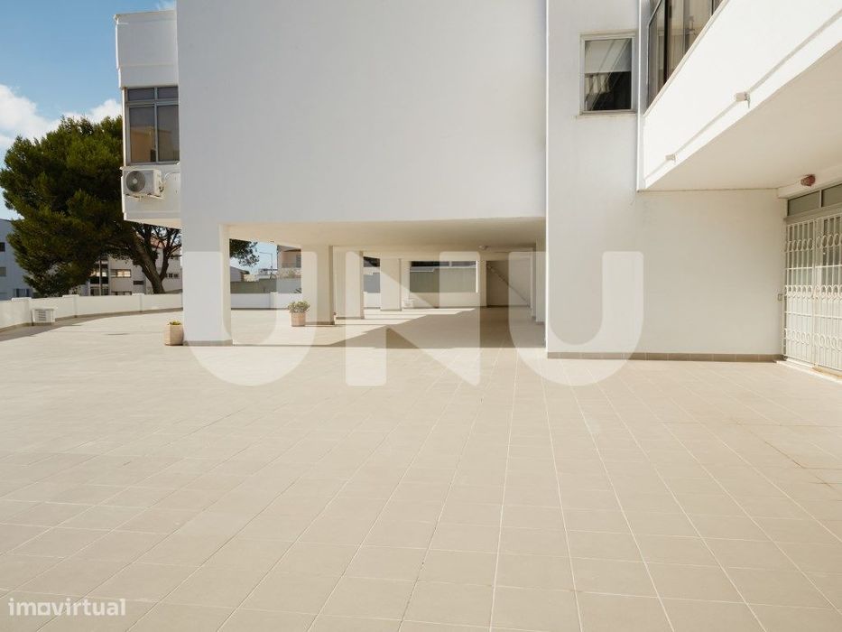 Apartamento T2, remodelado, em condomínio com piscina.