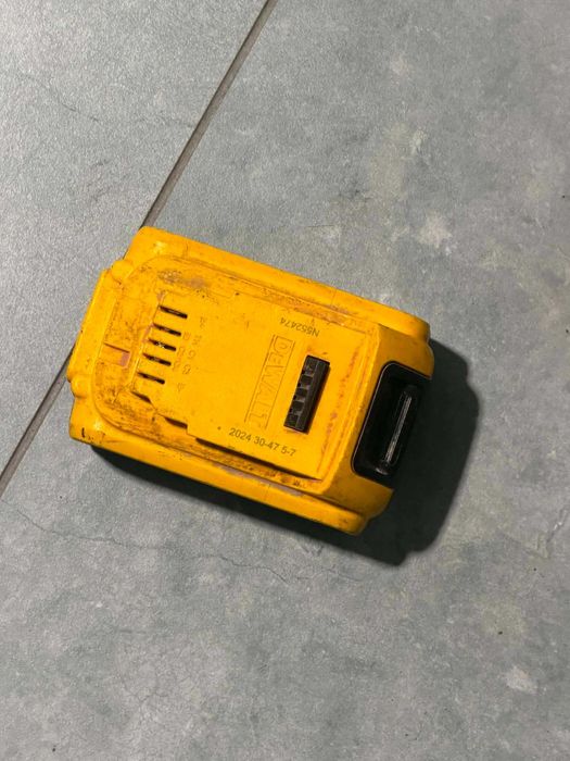 Dewalt Gwoździarka DCN692, bateria 5Ah/Komis Krzysiek