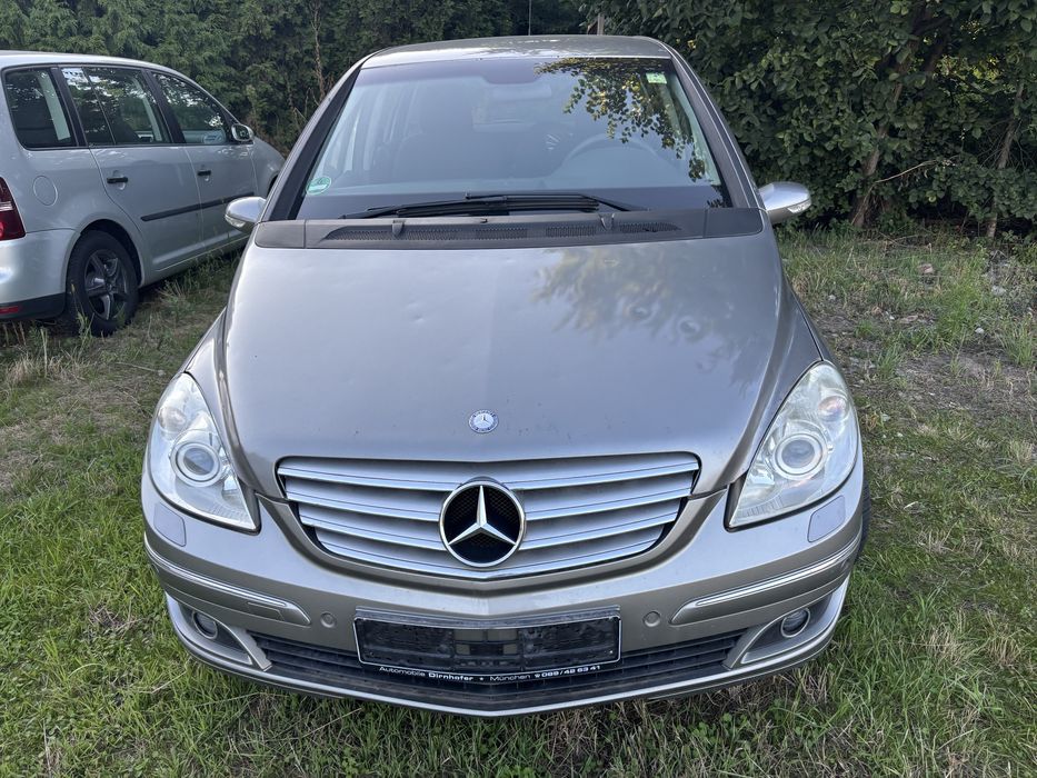 Mercedes bezwypadkowy B200 uszkodzony