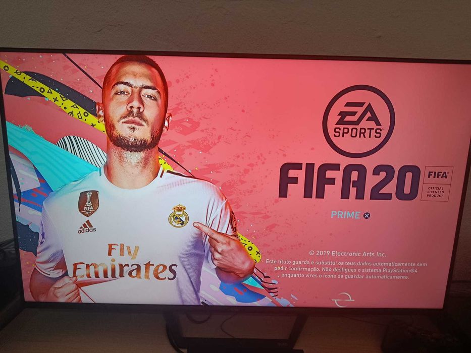 Consola PS4 Slim 1 TB + comando + 6 jogos + caixa original