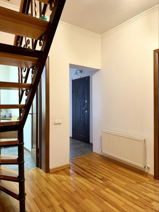 Продається двох поверхова квартира