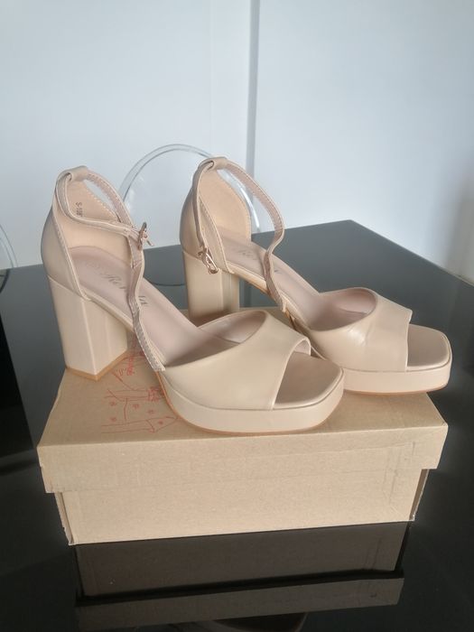 Sandały na platformie beżowe