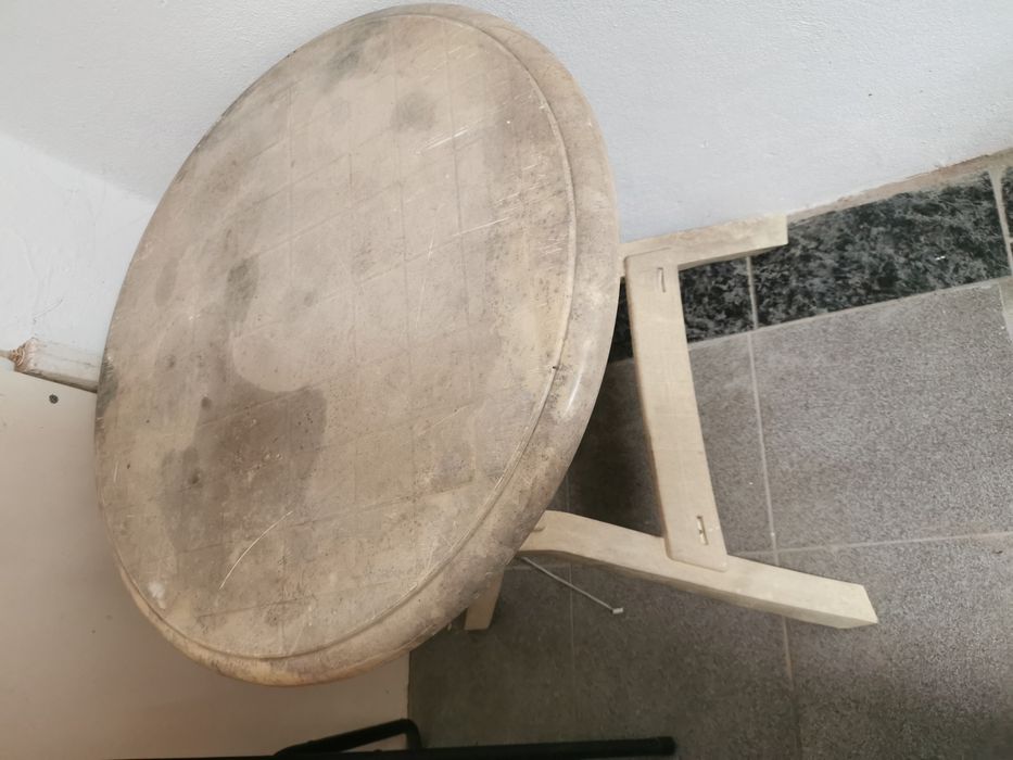 Mesa redonda em plástico