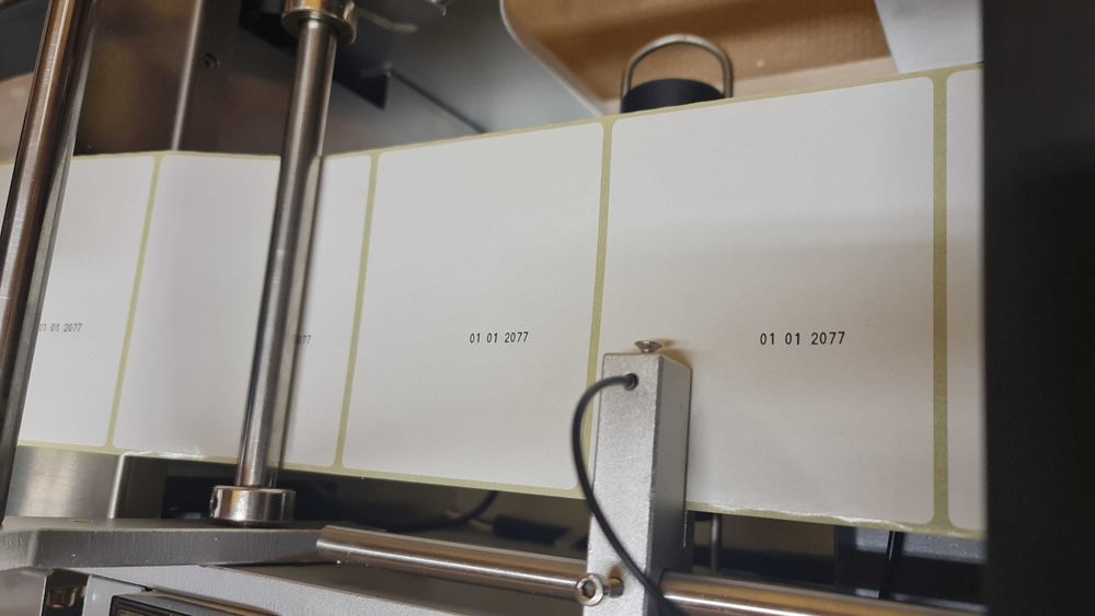 Etykieciarka półautomatyczna do butelek, słoików, puszek DATOWNIK