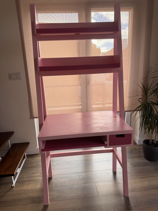 Secretária cor de rosa com prateleiras