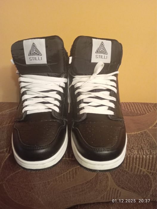 Кросівки чоловічі