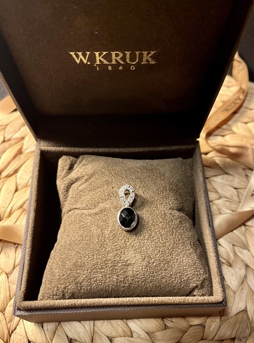 Srebrna zawieszka z onyksem Kruk