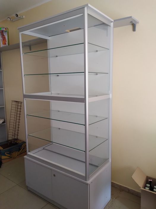 Торгова скляна витрина