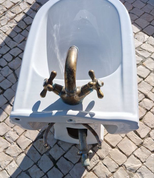 Bidé com tubo de agua e esgoto