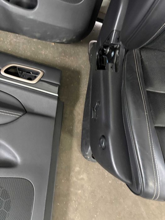 Fotele skóra jeep grand cherokee wk2 overland   ładne na sztuki /całość