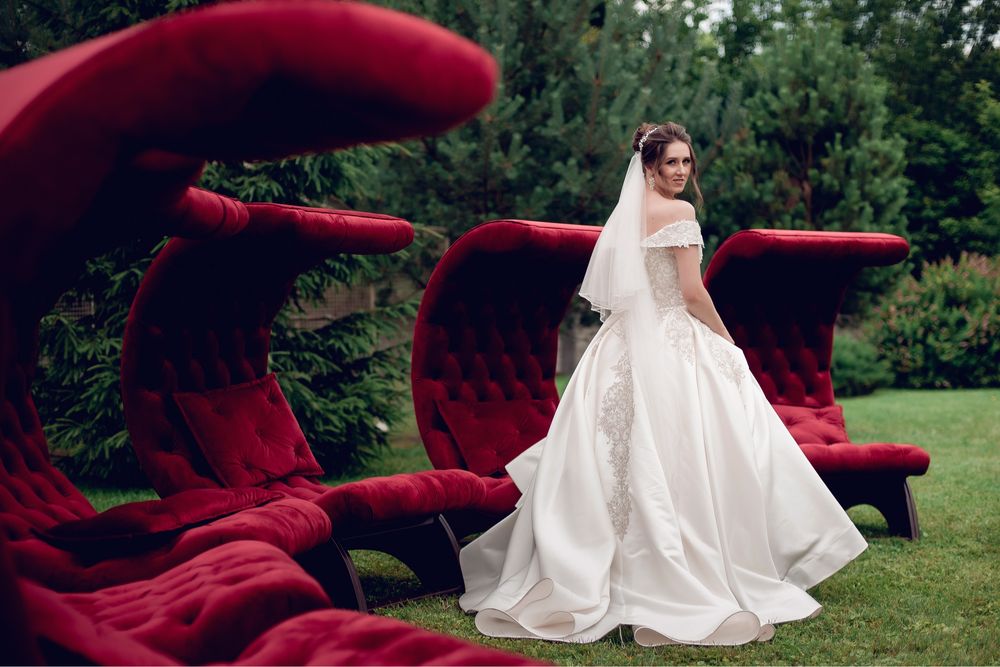 Розкішна весільна сукня