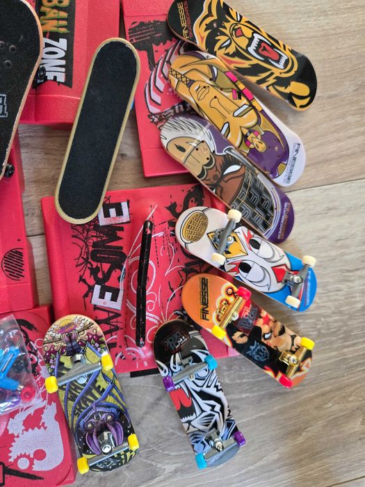 Skate de dedo com parque de rampas e manobras