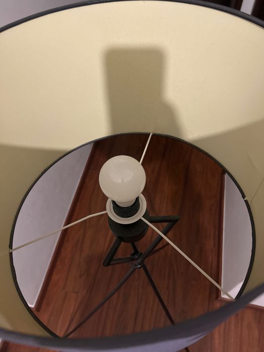 Candeeiro de pé preto