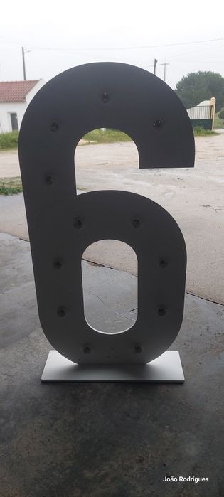 Números com iluminação para festas.