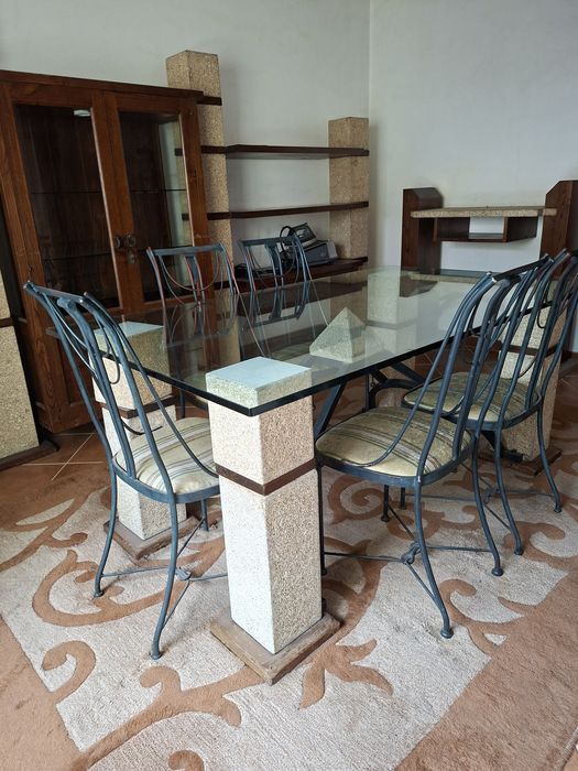 Sala de jantar com pedras em granito
