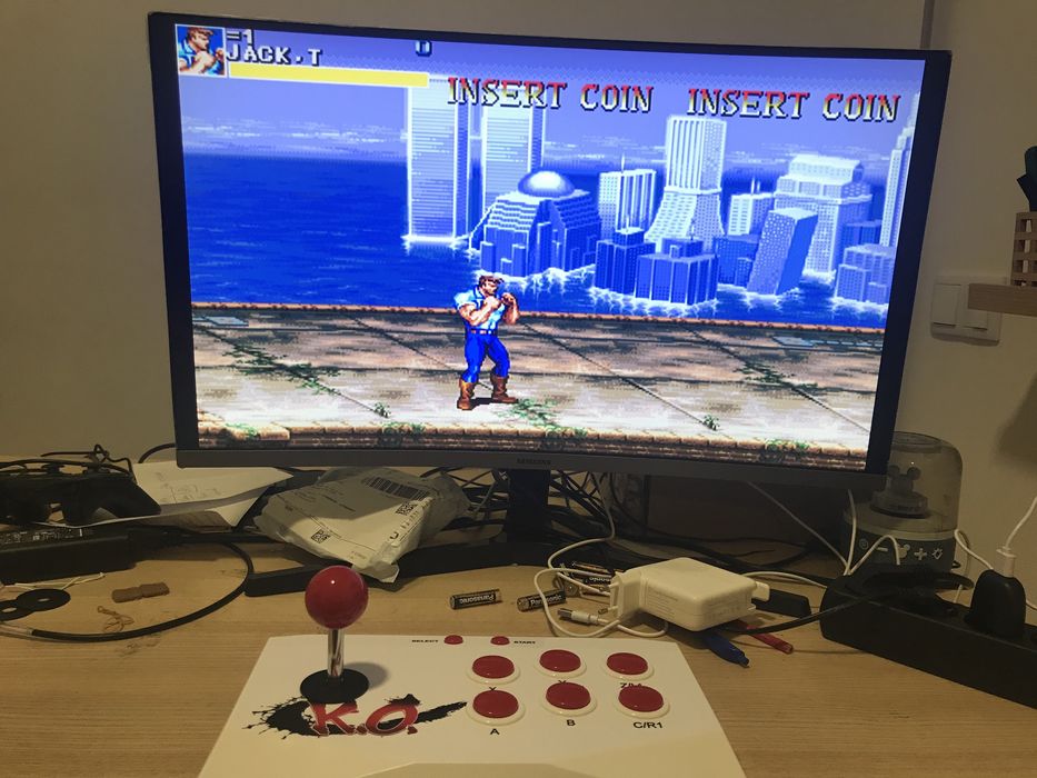 Consola com arcade stick e milhares de jogos