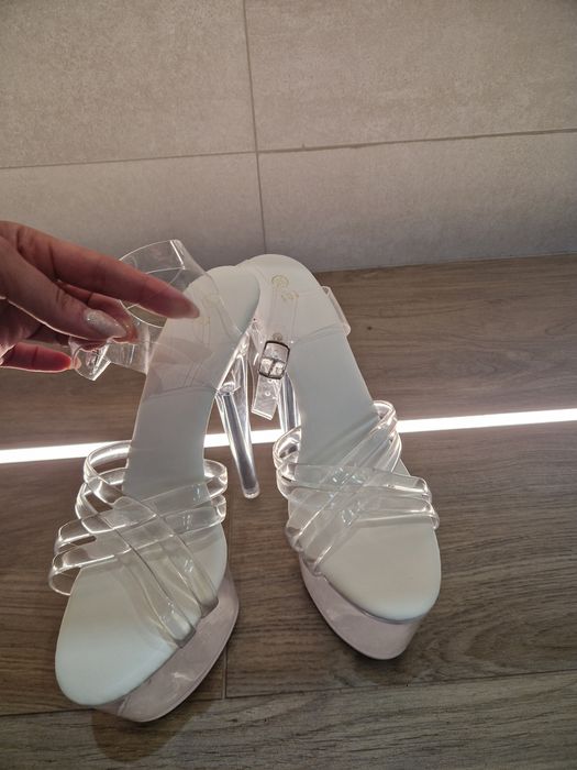 Sandałki na platformie + pistolet fo masażu