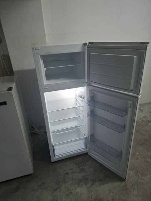 Frigorífico indesit a um preço acessível 1.41 altura e 0,54 largura de momento so congela em cima no congelador,  a parte de baixo faz pouco frio.