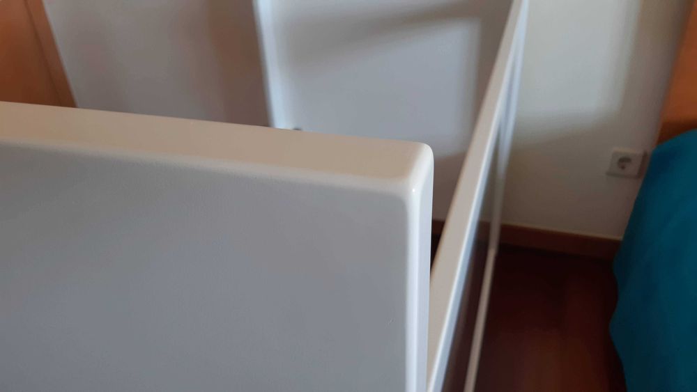Cama de bebé ajustável, madeira maciça lacada a branco e acrílico, excelente estado