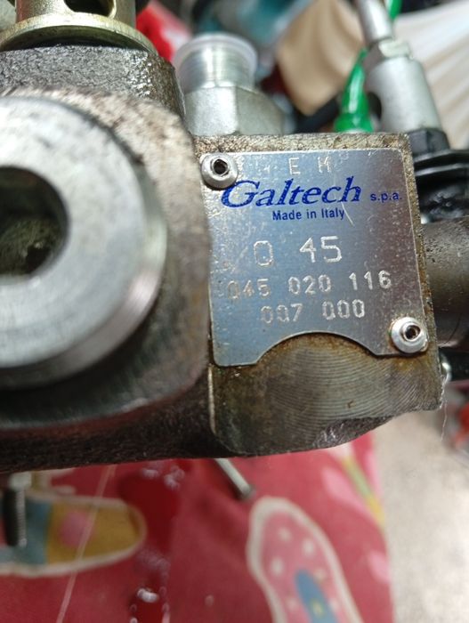 Rozdzielacz hydrauliczny  dwusekcyjny jedna sekcja pływająca zatrzask