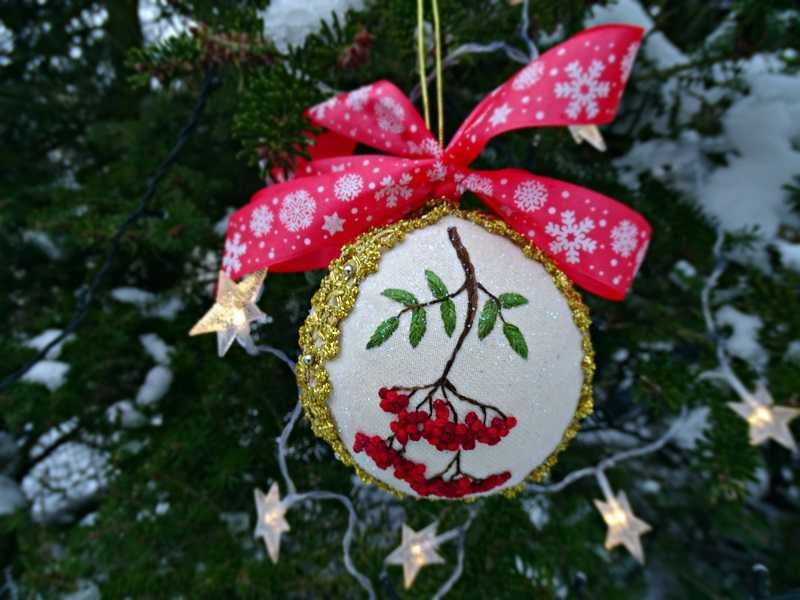 Bombka z ręcznie haftowaną jarzębiną. Naturalna, rustykalna