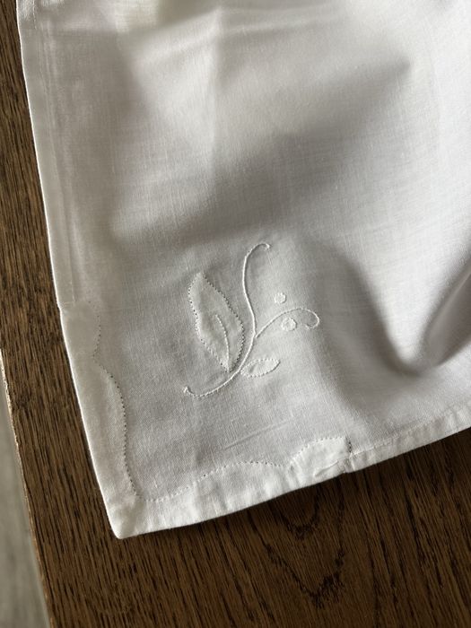 Toalha de mesa em voile de algodão bordada à mão e 12 guardanapos