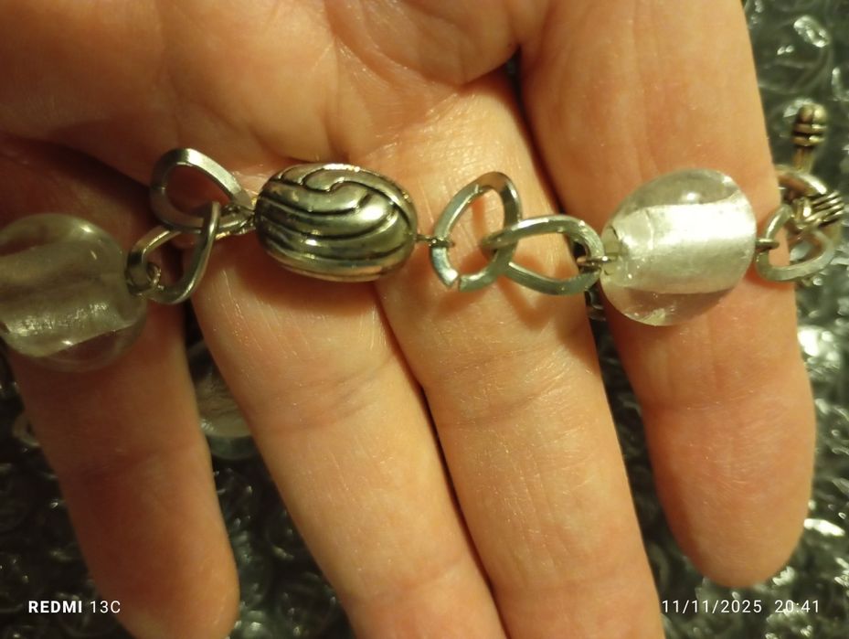 Pulseira com contas transparentes