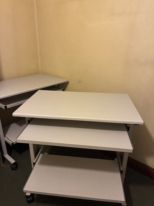 Secretária para Computador Branca com Rodas