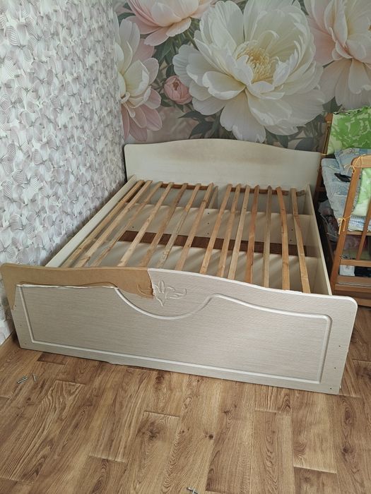 Продам двухспальную кровать.