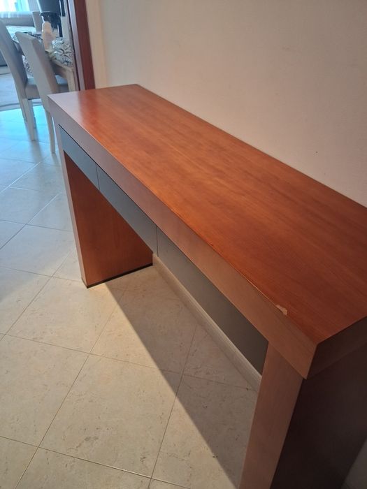 Aparador em Madeira com Espelho – Design Moderno e Elegante