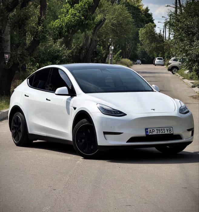 Tesla model Y 2020 рік