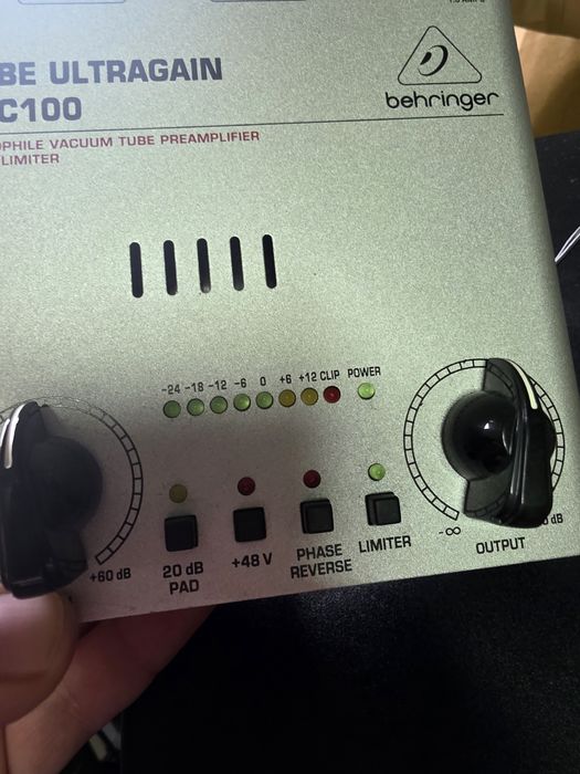 Mic pre amp Behringer M100
