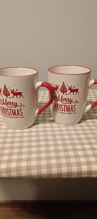 Kubki świąteczne ubrane w sweterki