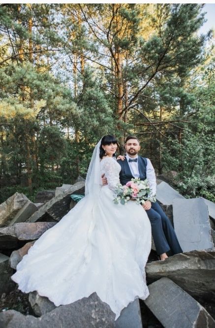 Весільна сукня з фатою та кільцями ( невеликого діаметру)