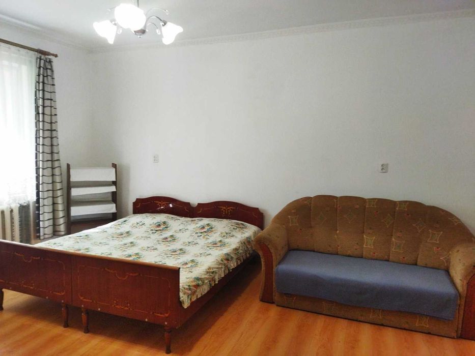 Біля басейнів, окремий вхід.